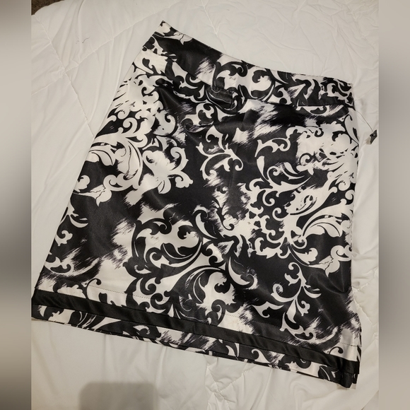 Silky black and white skirt size 14 NWT East 5th. - Picture 2 of 4